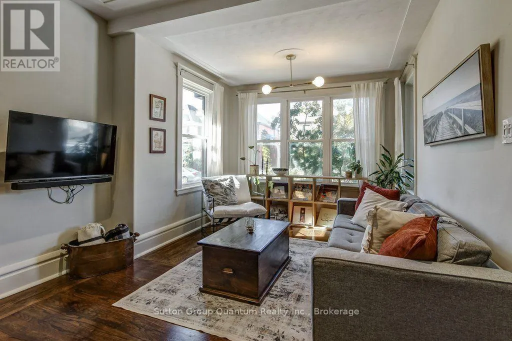 43 ROSSLYN AVENUE S