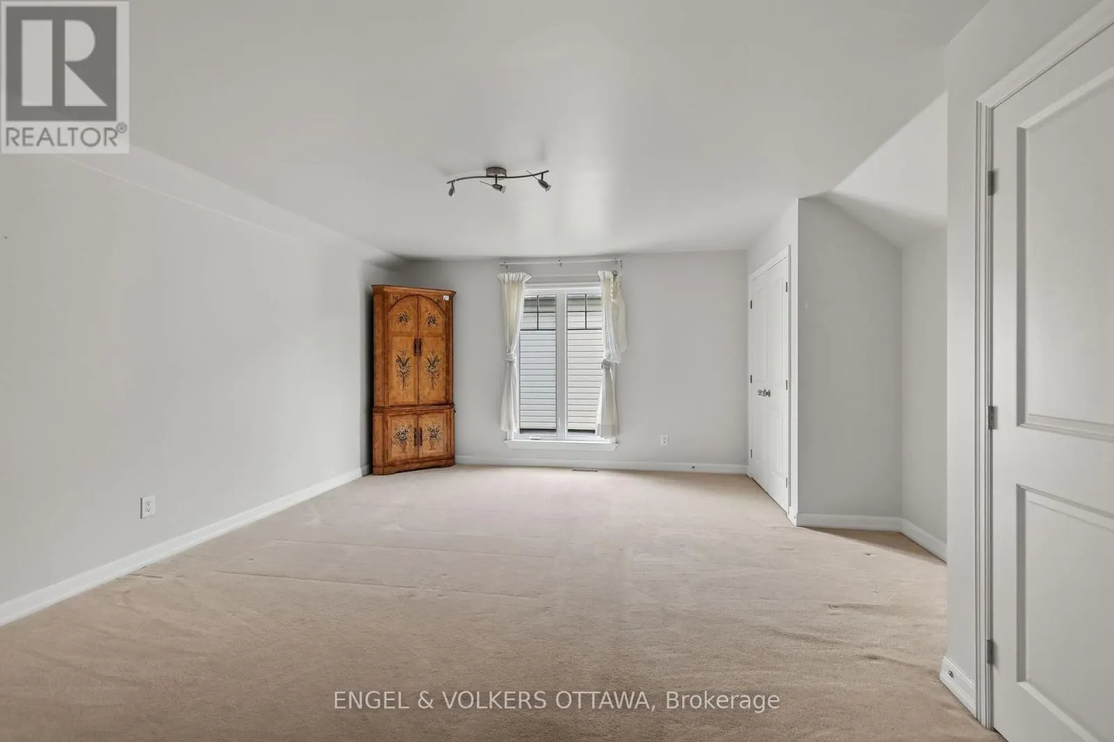 547 KILBIRNIE DRIVE
