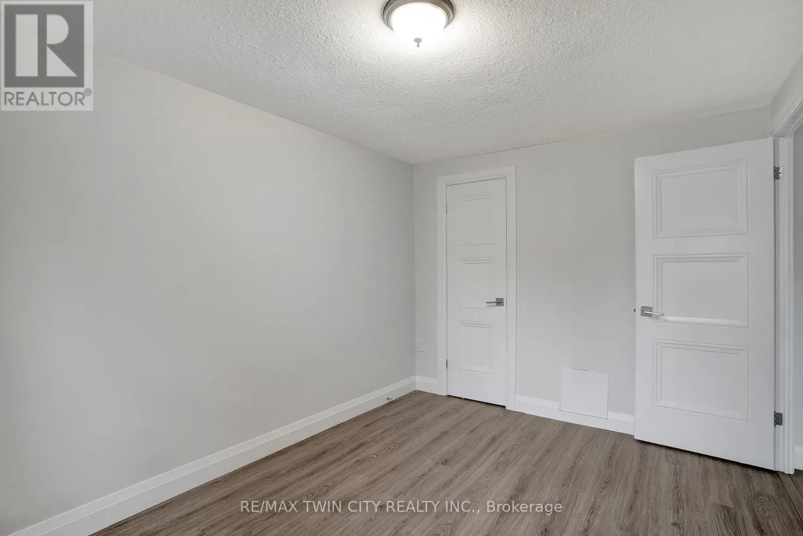 25 - 162 JANSEN AVENUE
