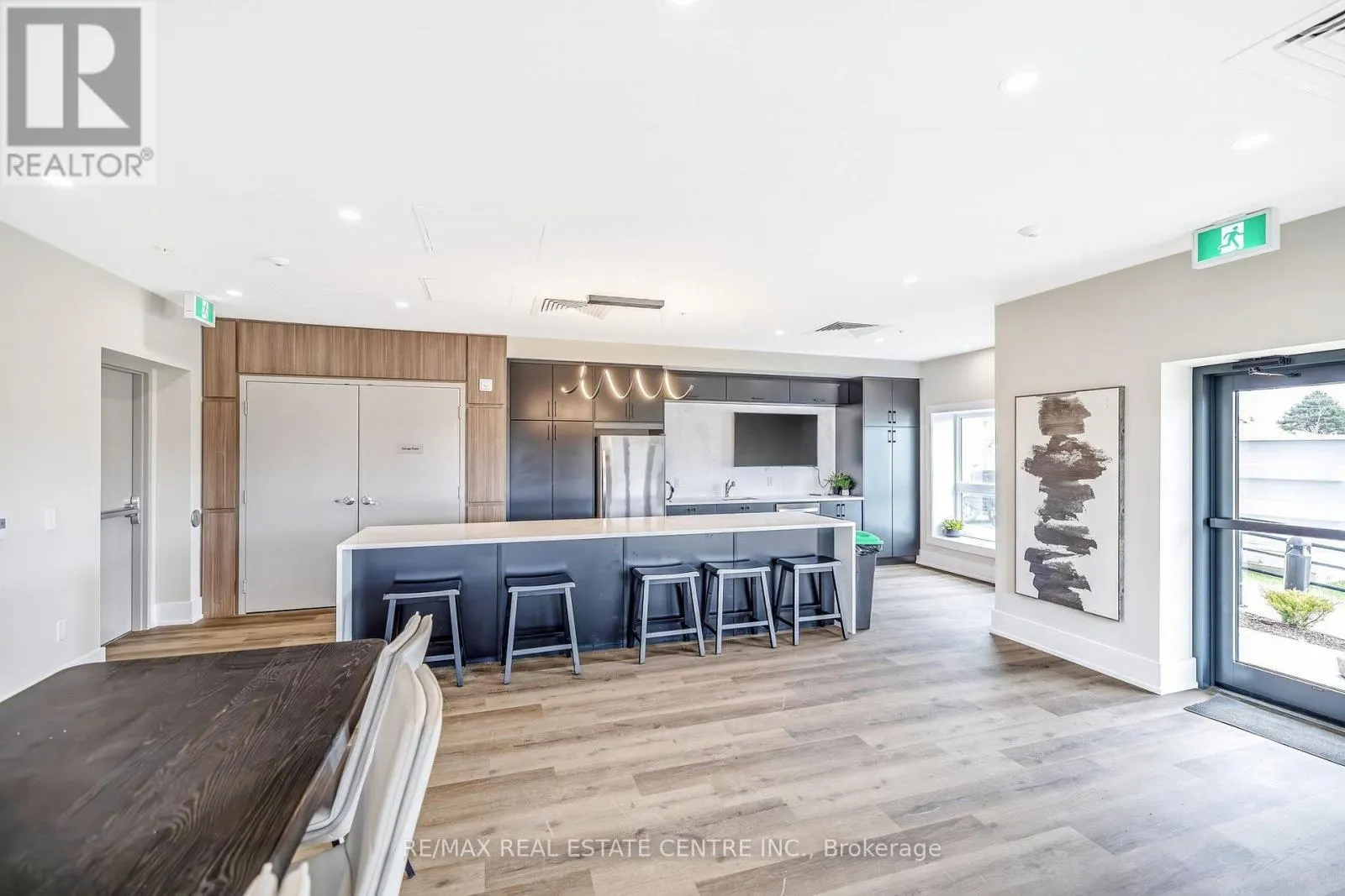 106 - 1000 LACKNER PLACE