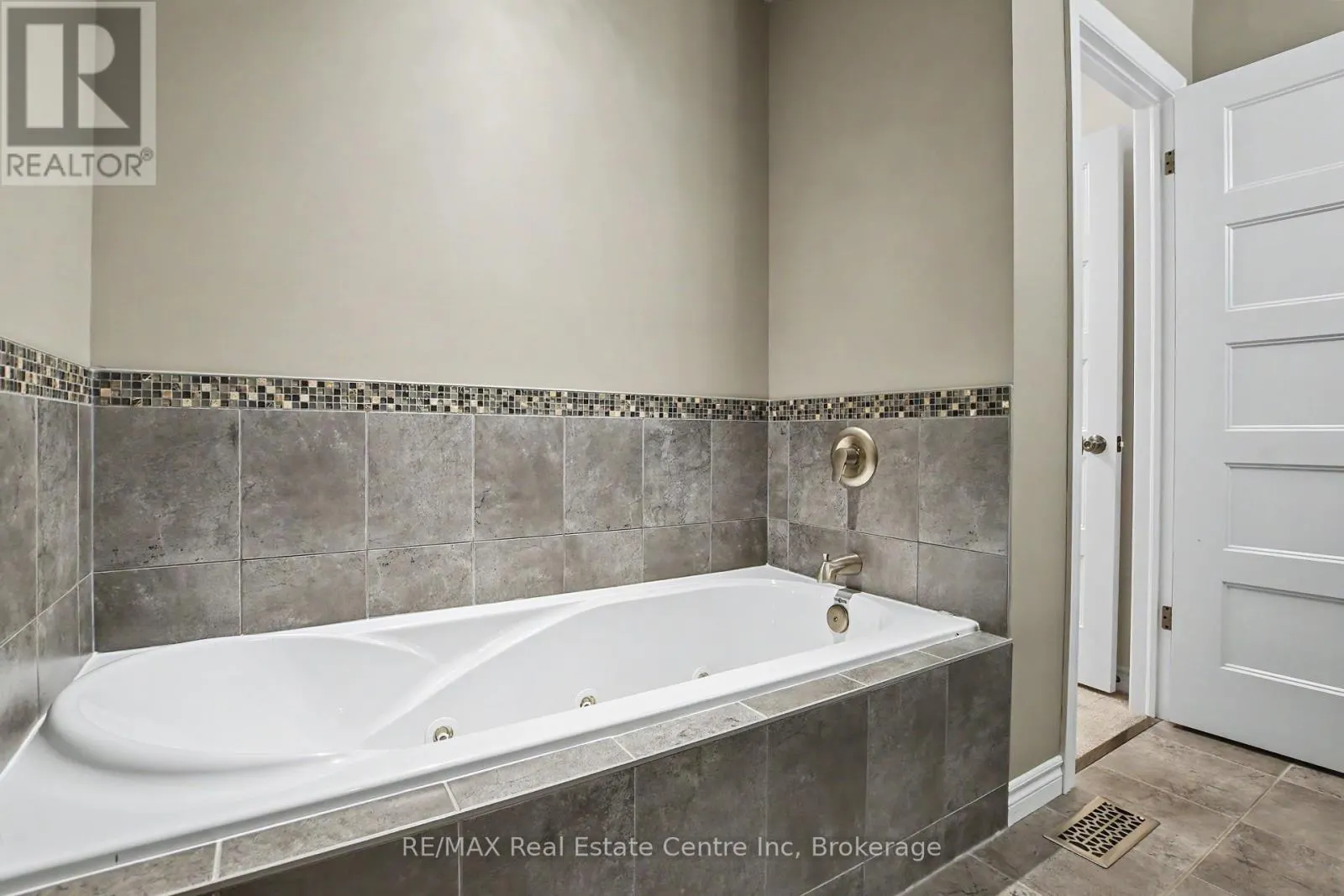 15 - 167 ARKELL ROAD #15
