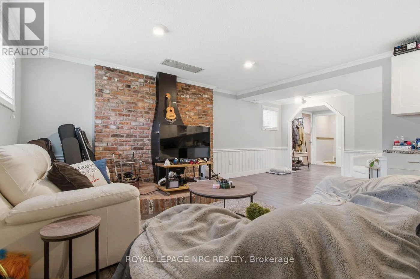 32 CRESTCOMBE ROAD