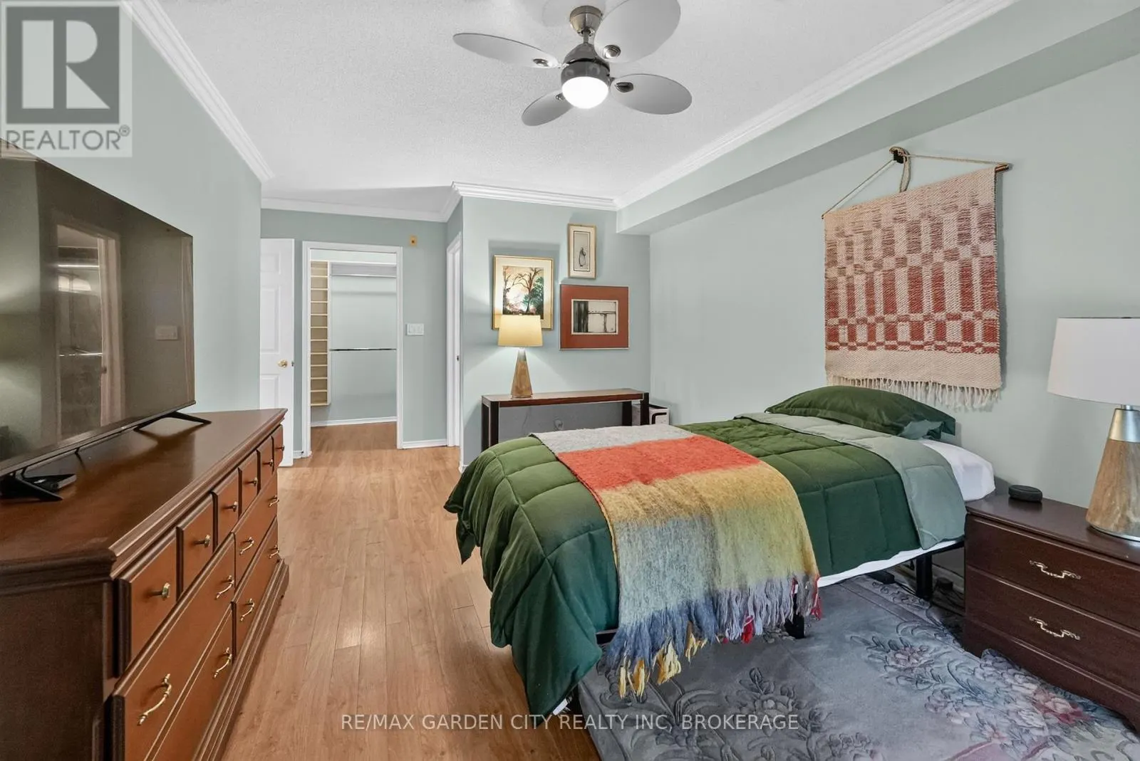 107 - 4090 JOHN CHARLES BOULEVARD #107