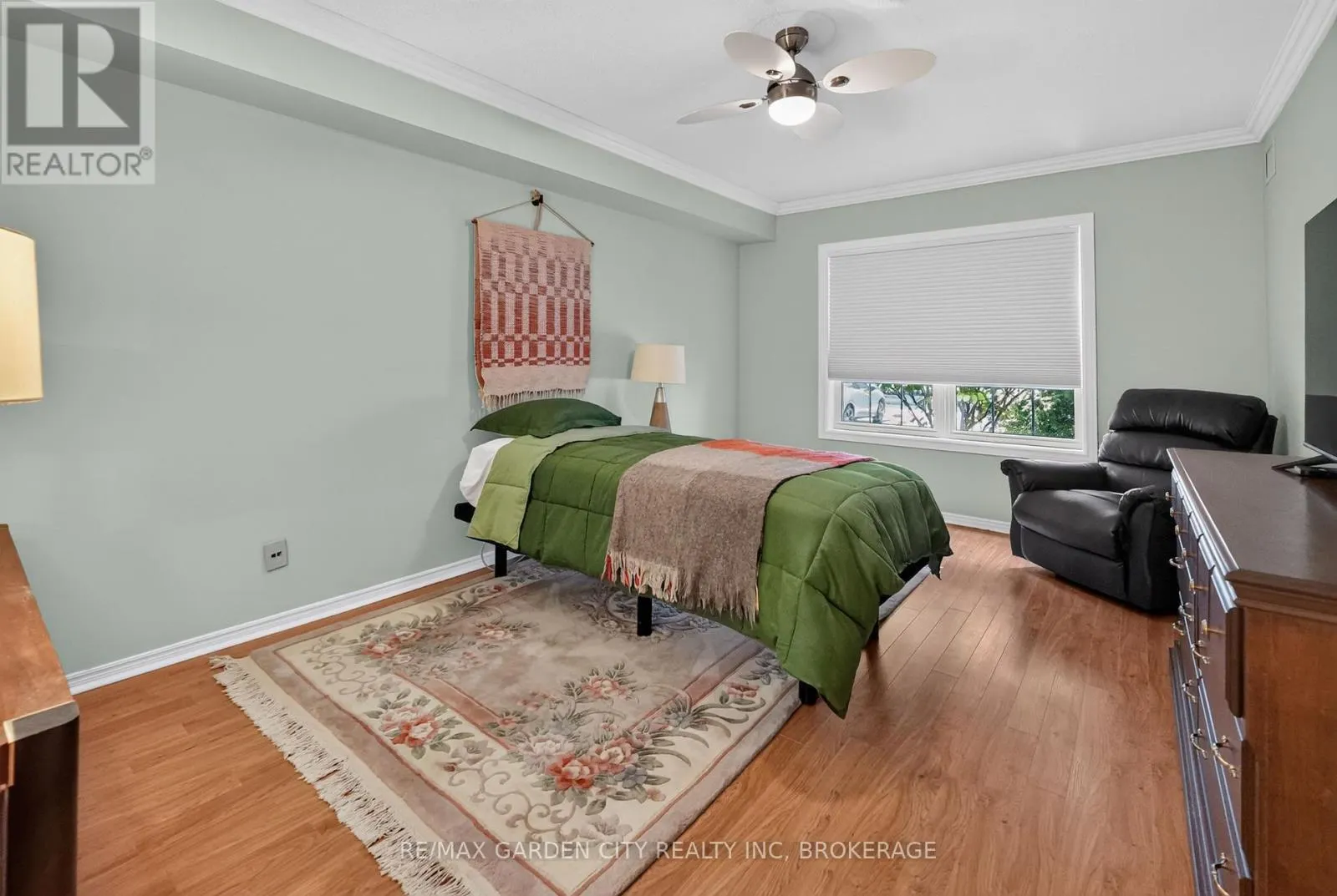 107 - 4090 JOHN CHARLES BOULEVARD #107
