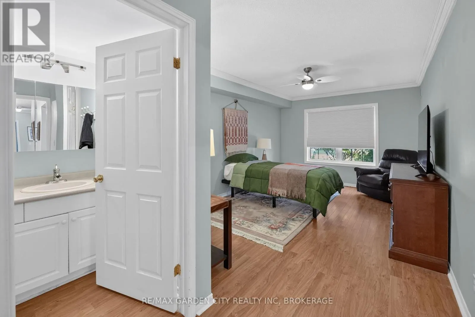 107 - 4090 JOHN CHARLES BOULEVARD #107