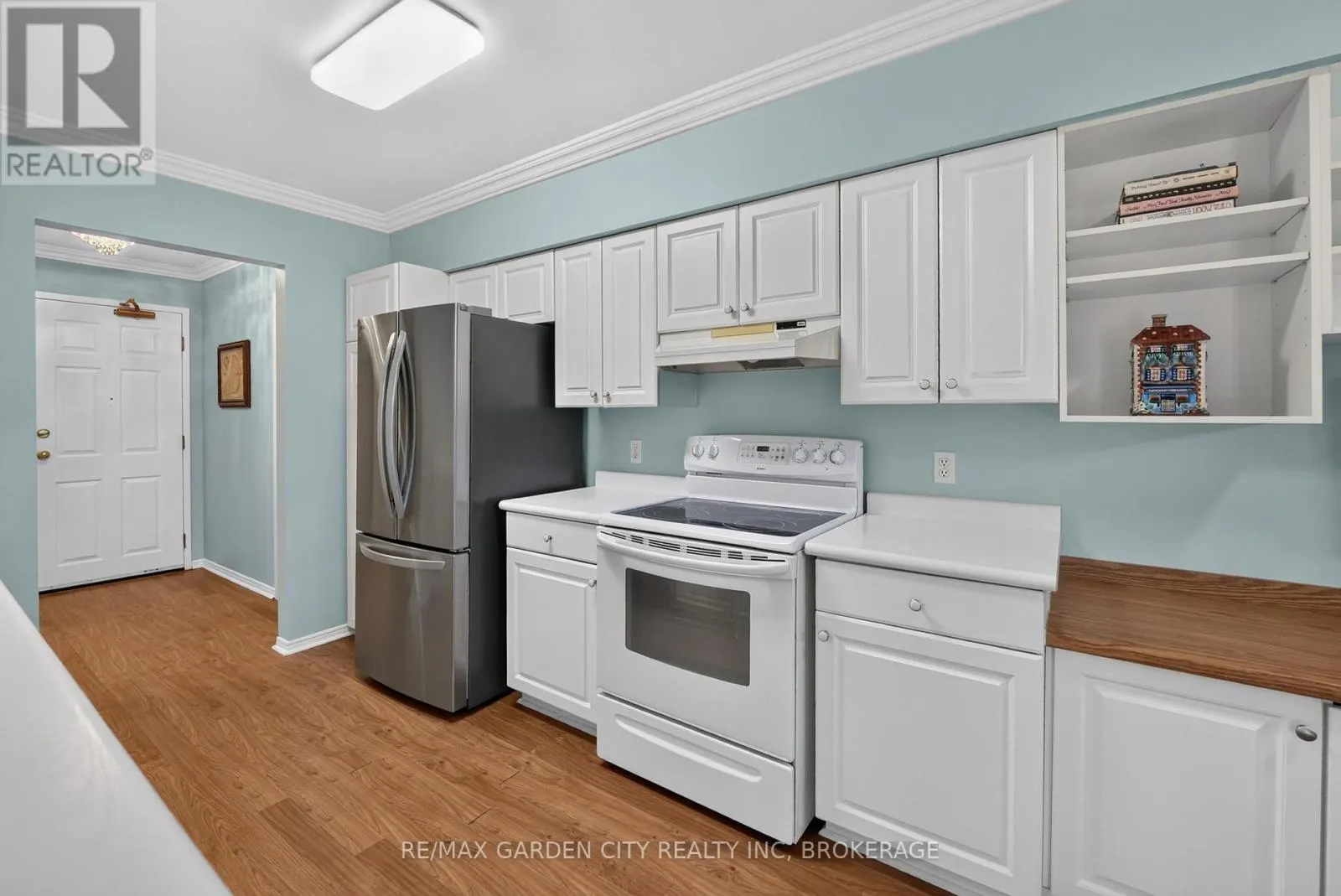 107 - 4090 JOHN CHARLES BOULEVARD #107