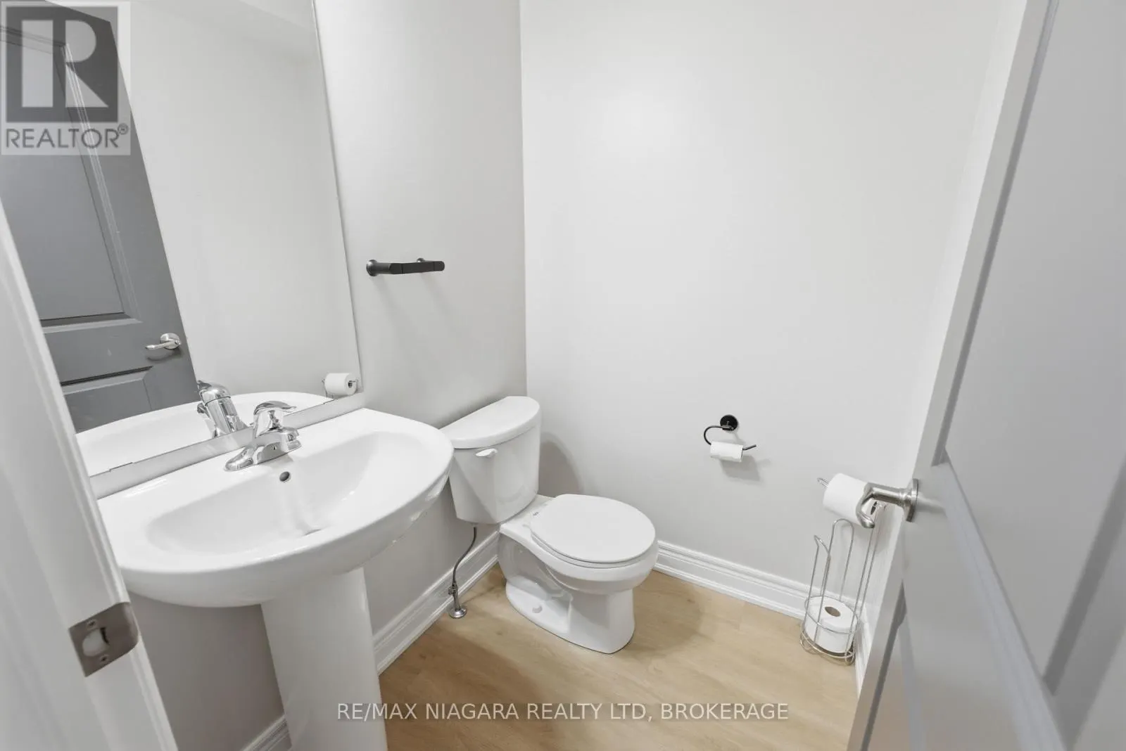 18 - 340 PROSPECT POINT ROAD N #18