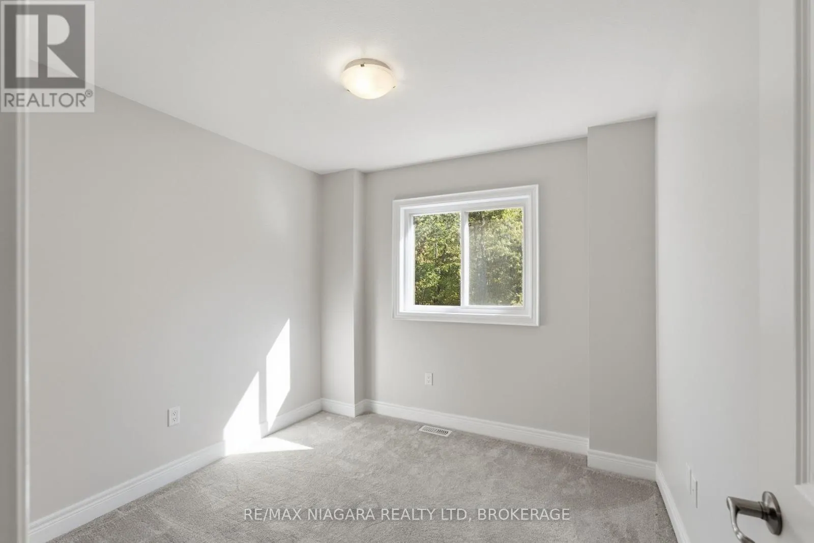 18 - 340 PROSPECT POINT ROAD N #18