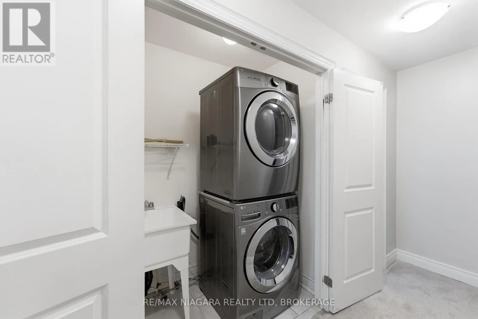 18 - 340 PROSPECT POINT ROAD N #18