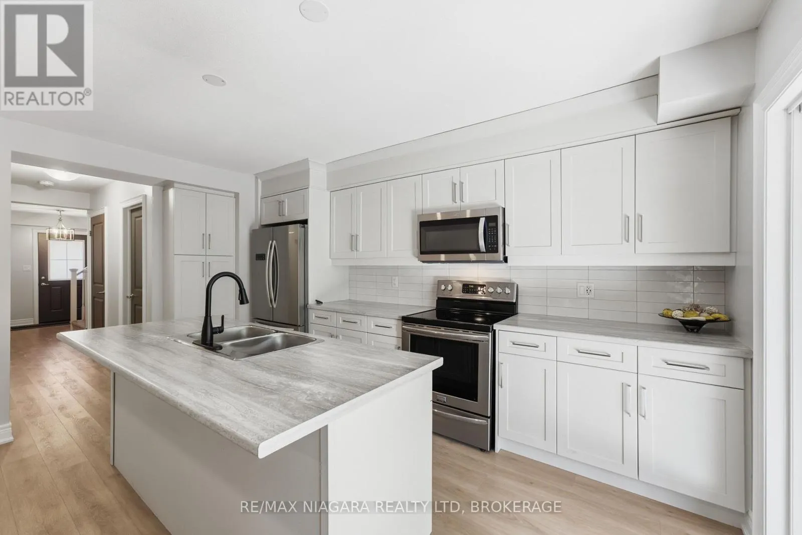18 - 340 PROSPECT POINT ROAD N #18