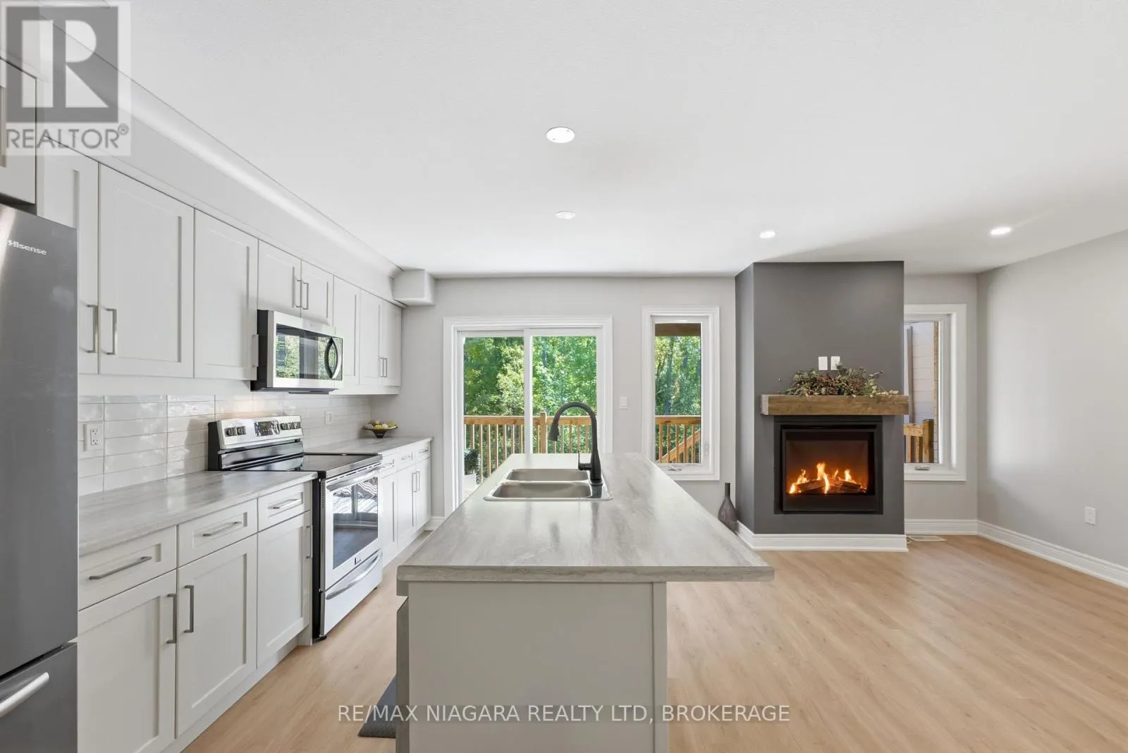 18 - 340 PROSPECT POINT ROAD N #18