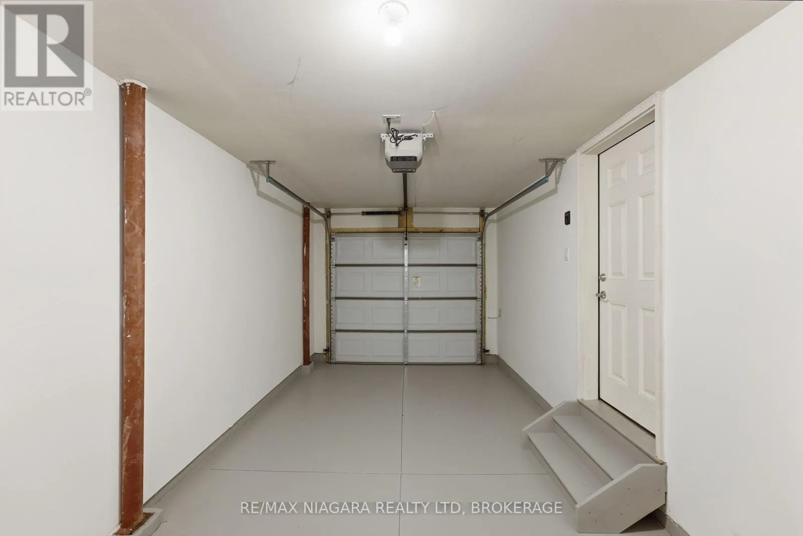 18 - 340 PROSPECT POINT ROAD N #18