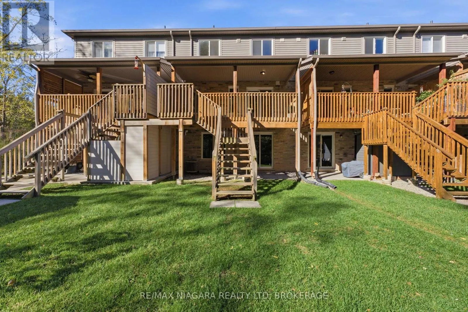18 - 340 PROSPECT POINT ROAD N #18