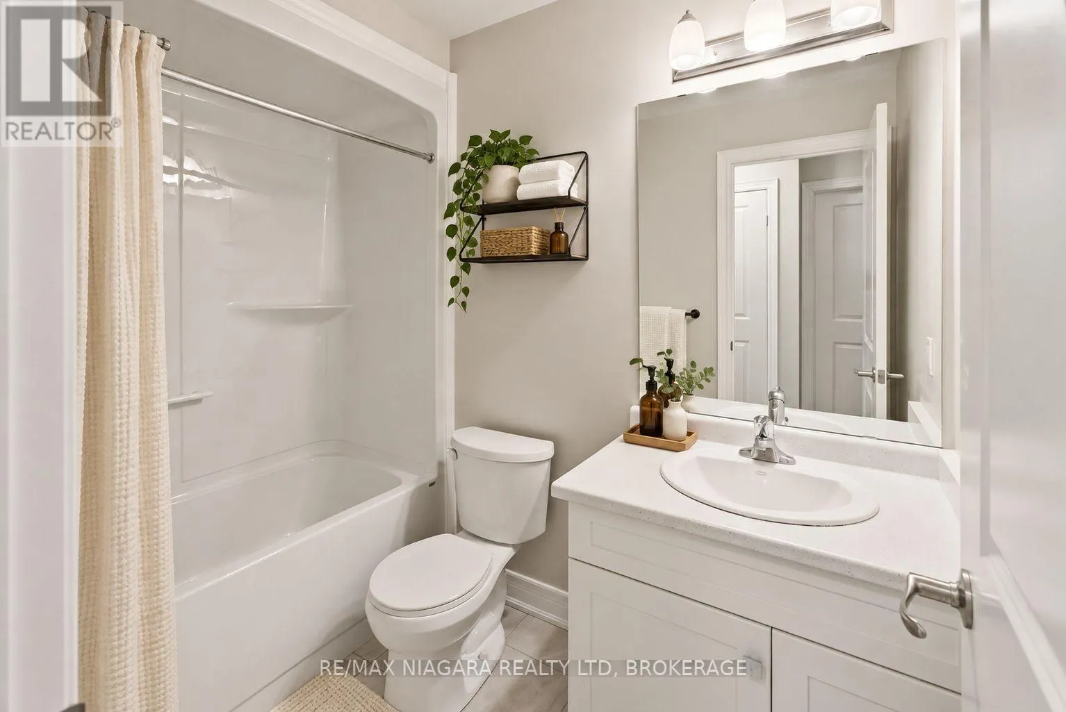 18 - 340 PROSPECT POINT ROAD N #18
