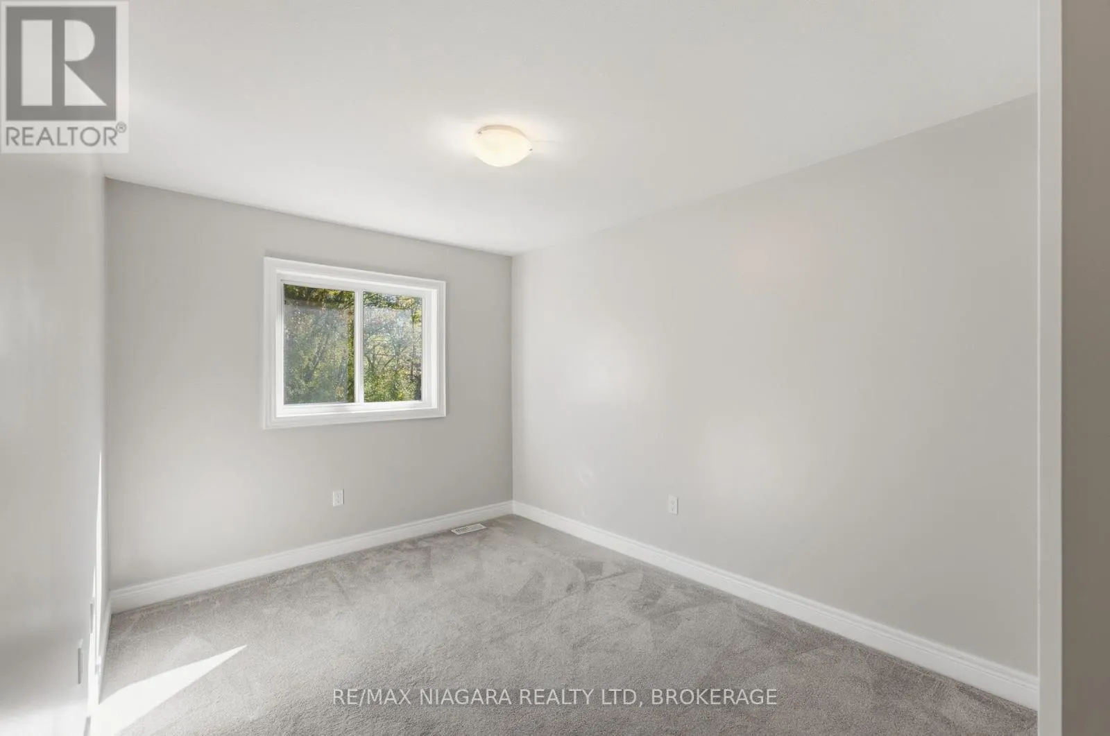 18 - 340 PROSPECT POINT ROAD N #18