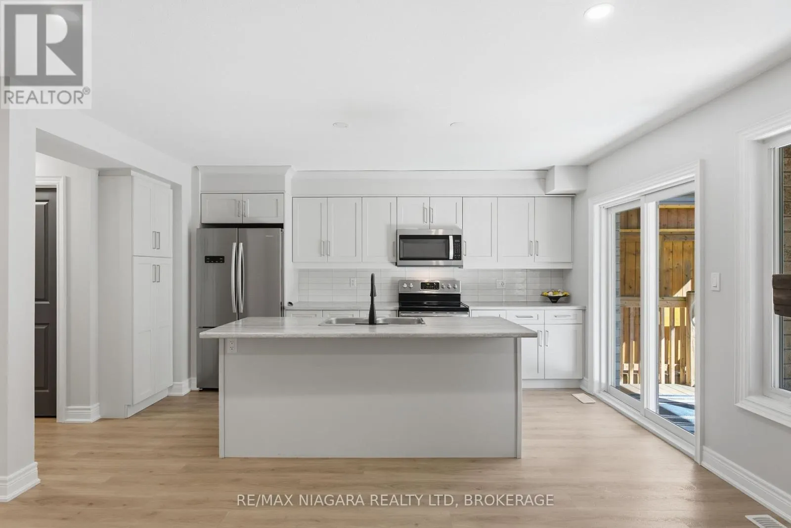 18 - 340 PROSPECT POINT ROAD N #18
