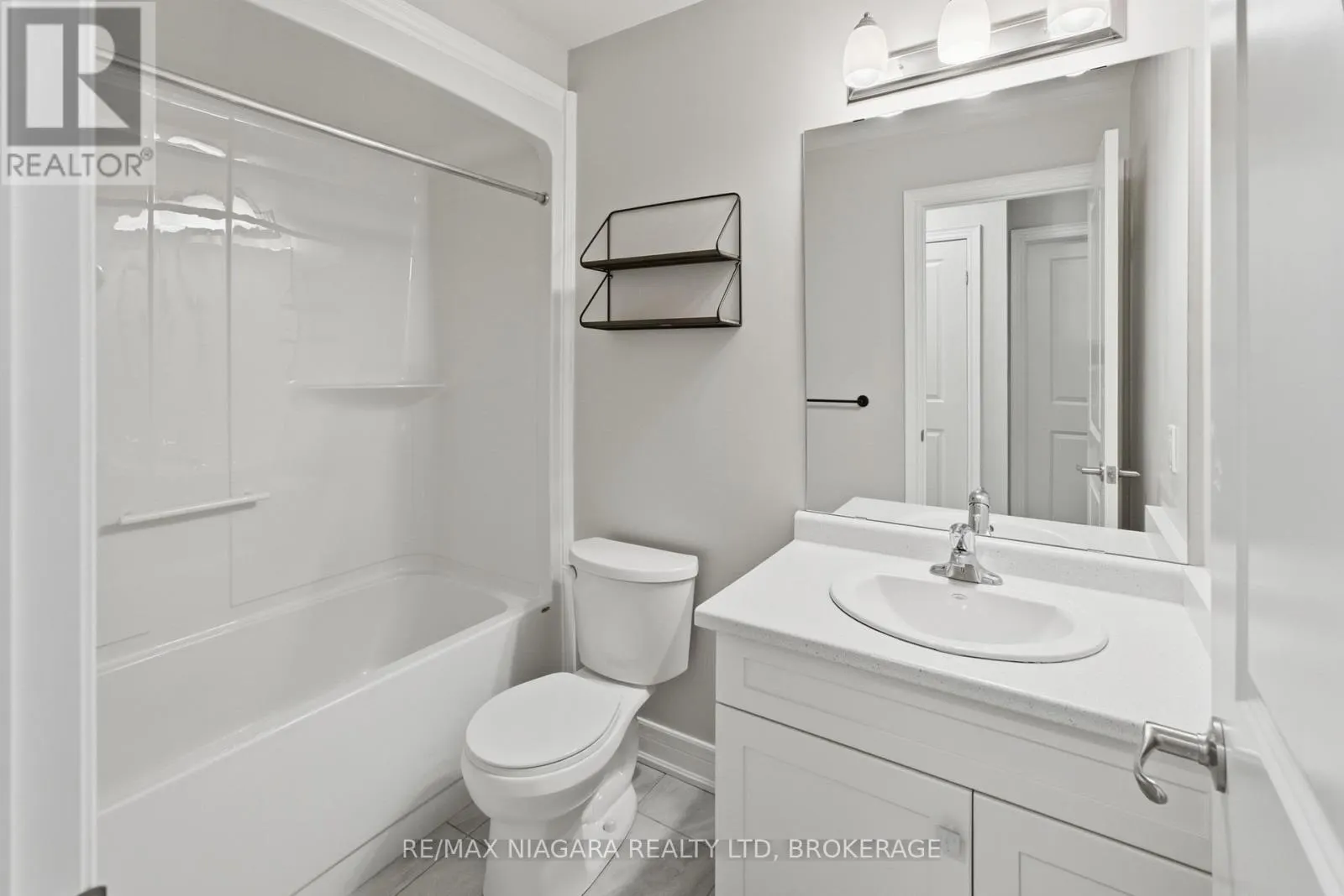 18 - 340 PROSPECT POINT ROAD N #18