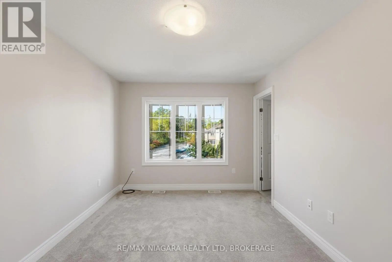 18 - 340 PROSPECT POINT ROAD N #18
