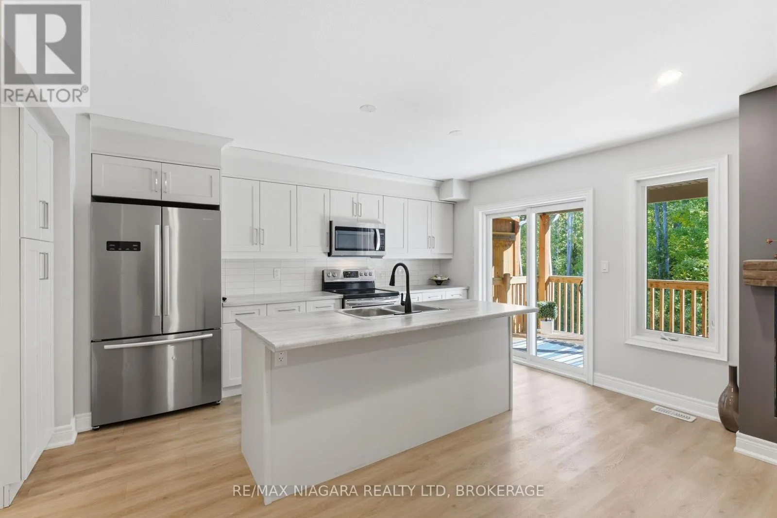 18 - 340 PROSPECT POINT ROAD N #18