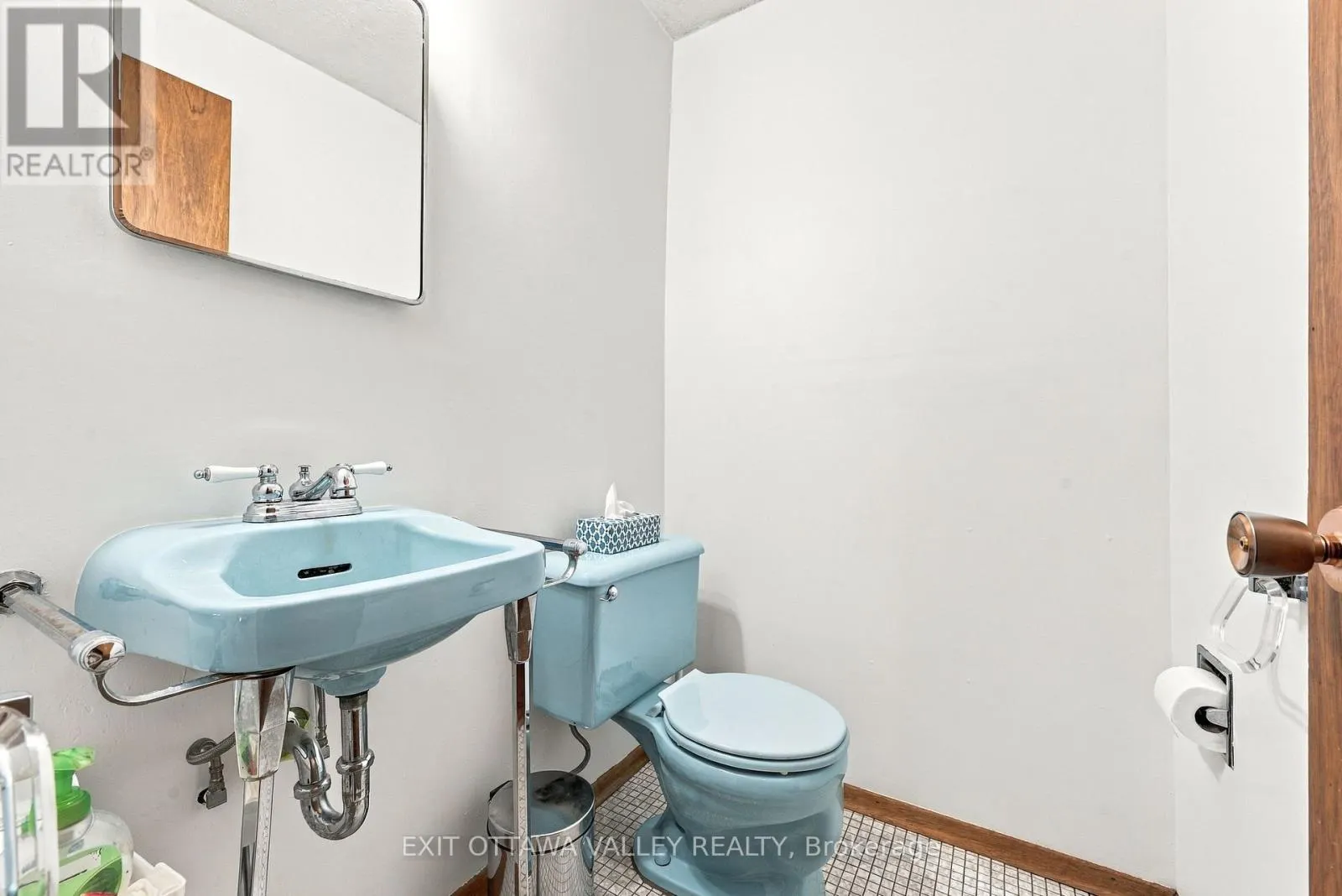 6 SUMAC COURT