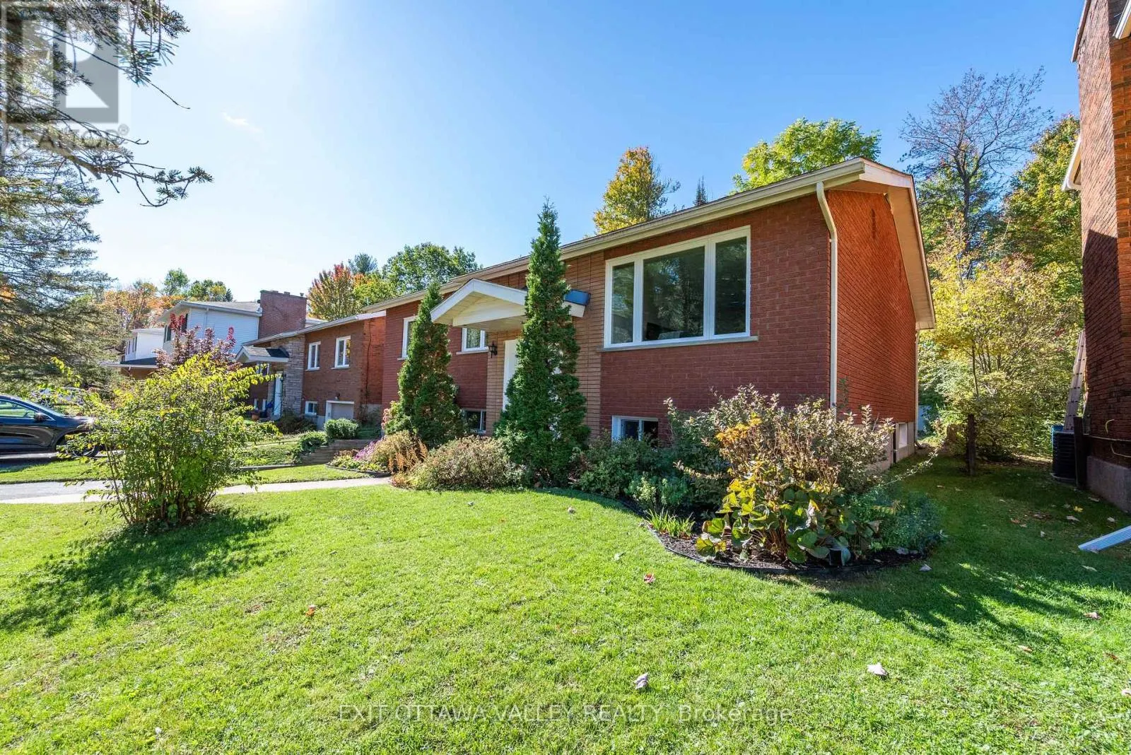 6 SUMAC COURT