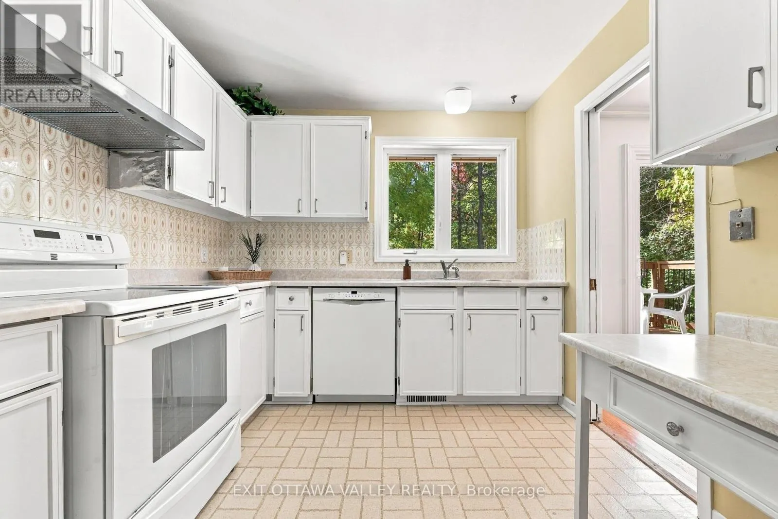 6 SUMAC COURT