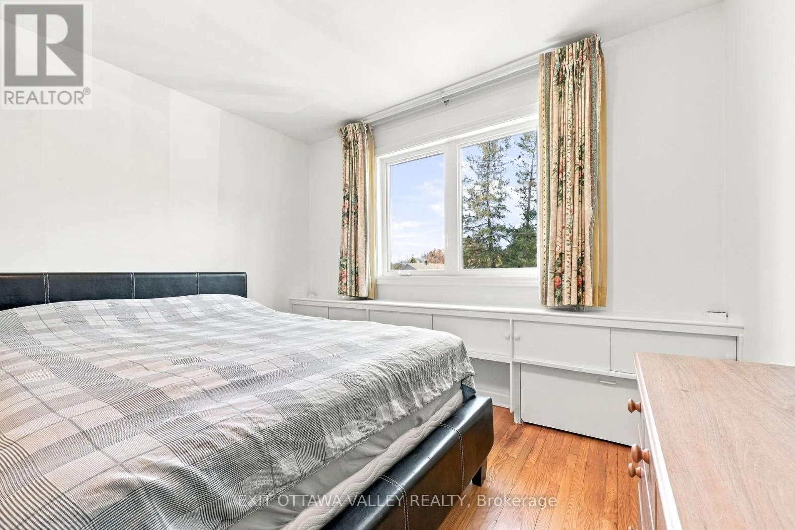 6 SUMAC COURT