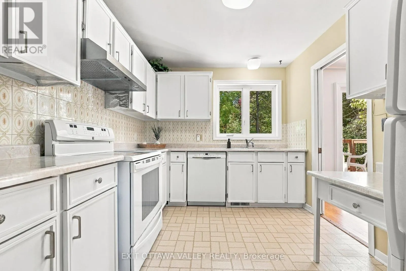 6 SUMAC COURT