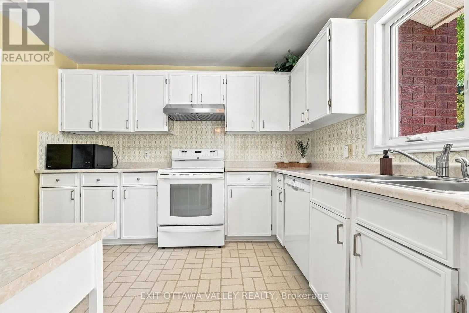 6 SUMAC COURT