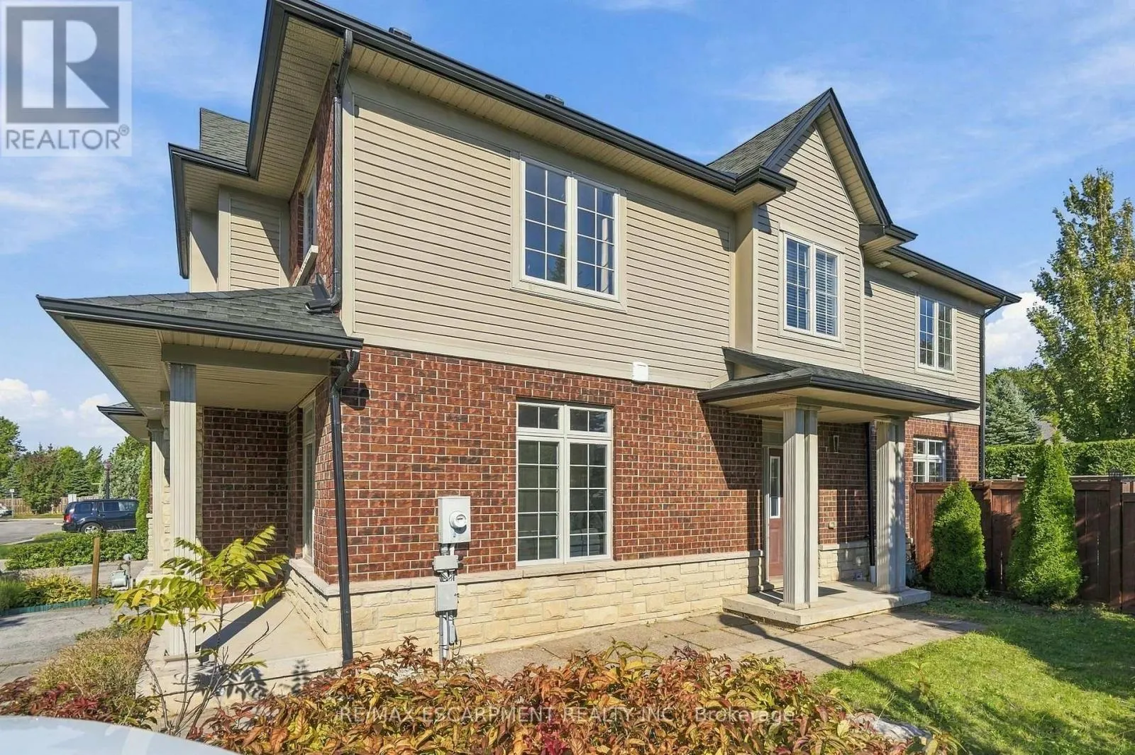 8 - 400 STONEHENGE DRIVE