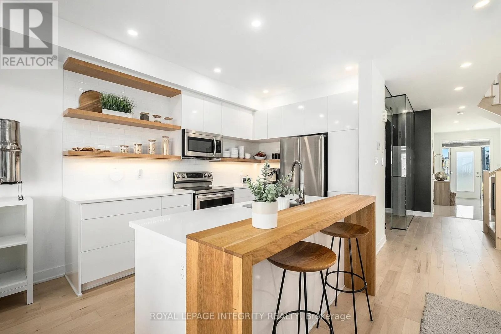 860 SOLARIUM AVENUE