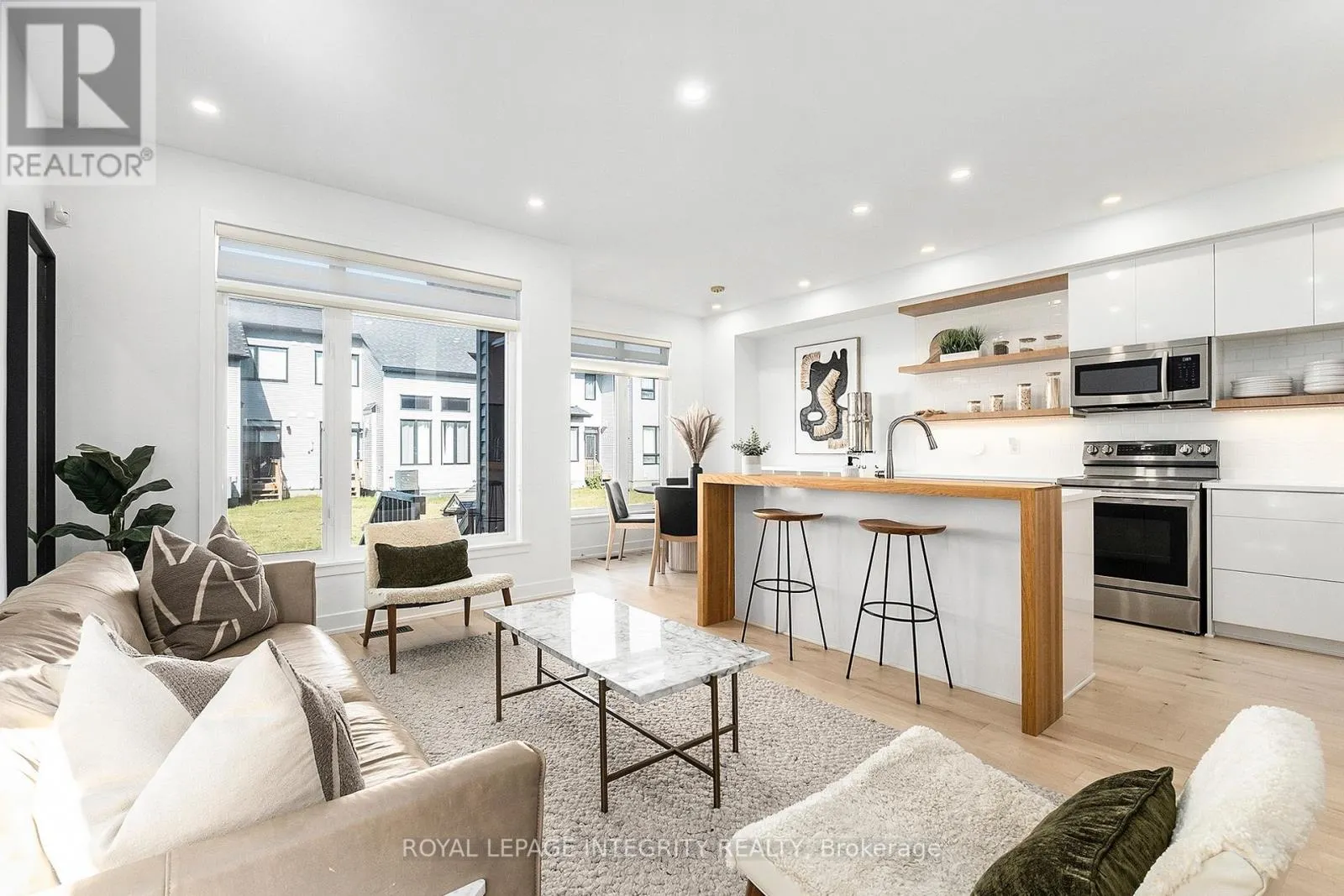 860 SOLARIUM AVENUE