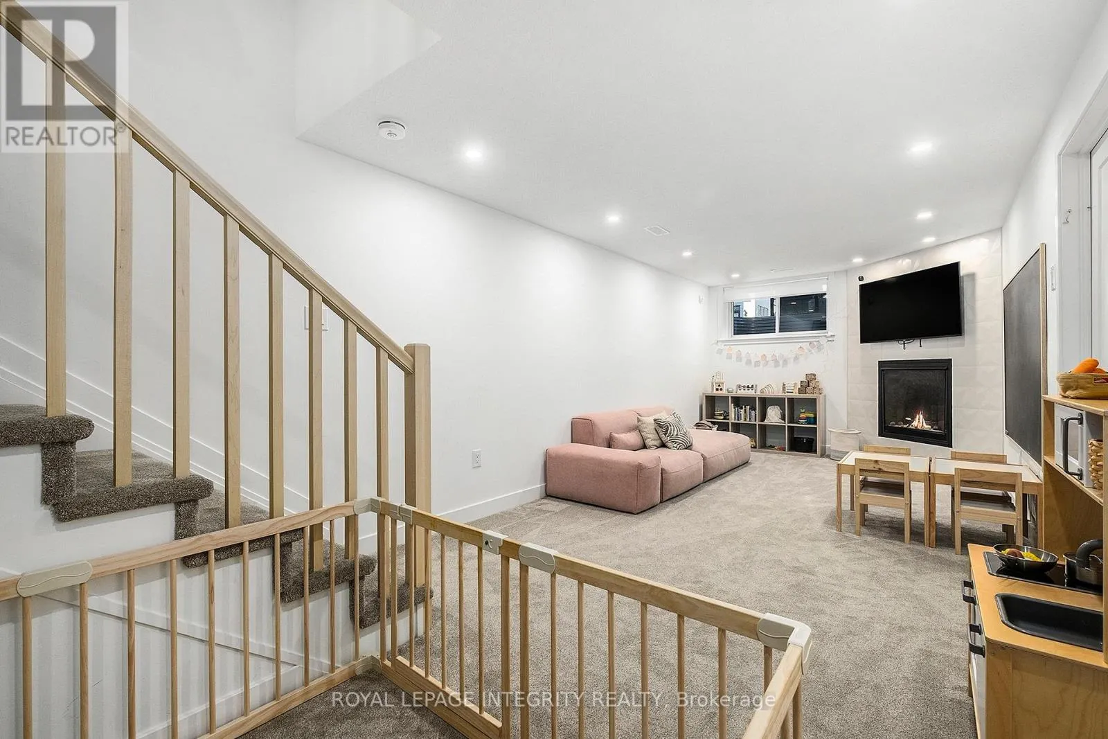 860 SOLARIUM AVENUE