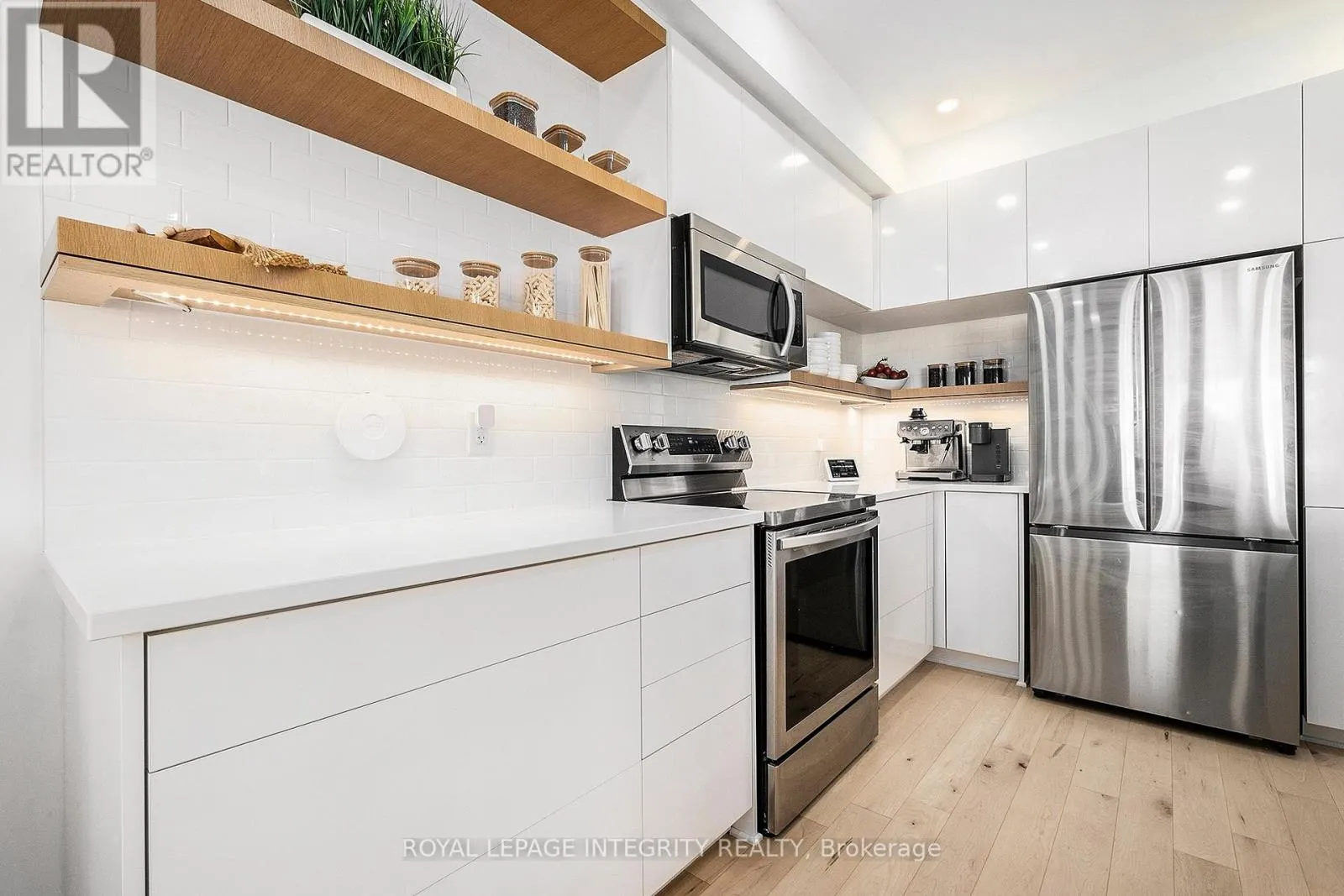 860 SOLARIUM AVENUE