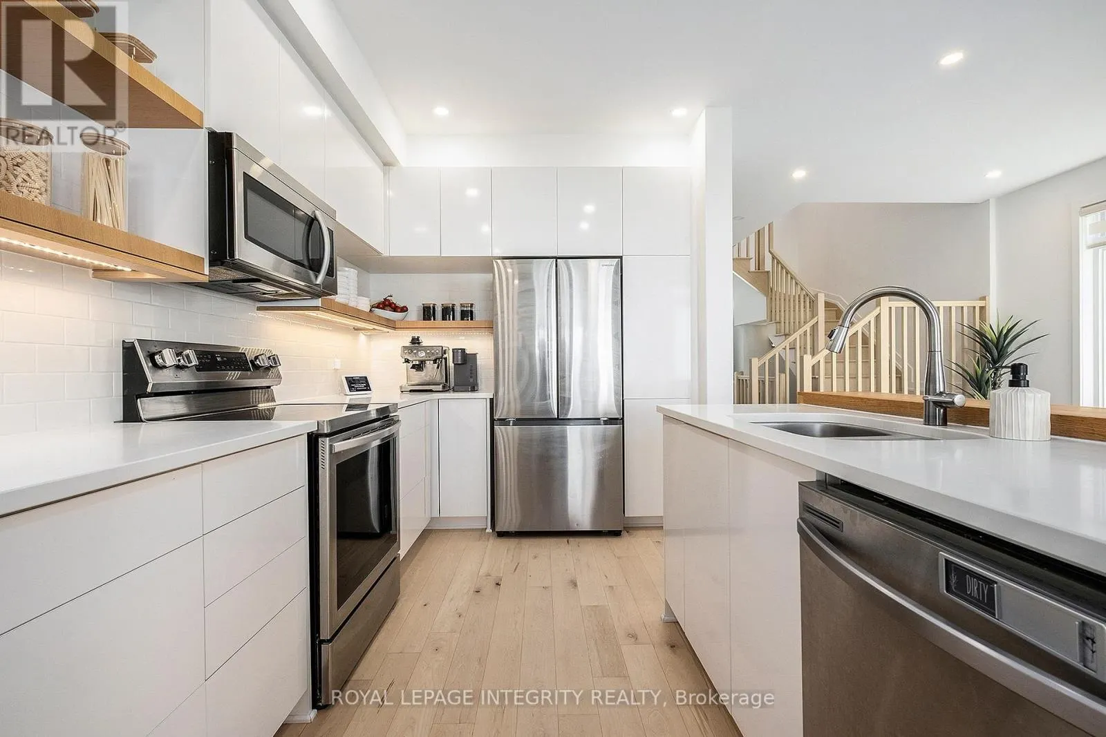 860 SOLARIUM AVENUE