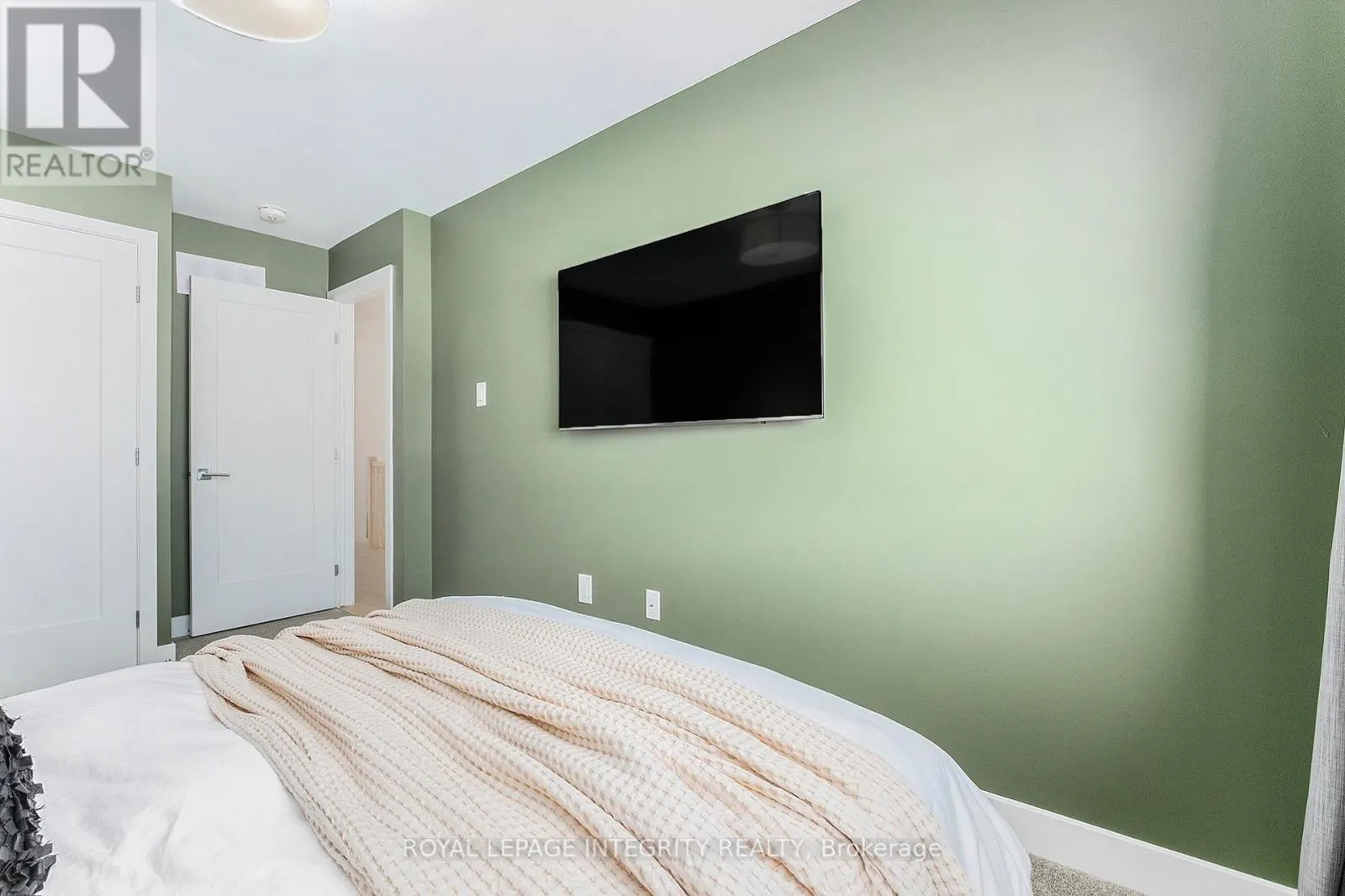 860 SOLARIUM AVENUE