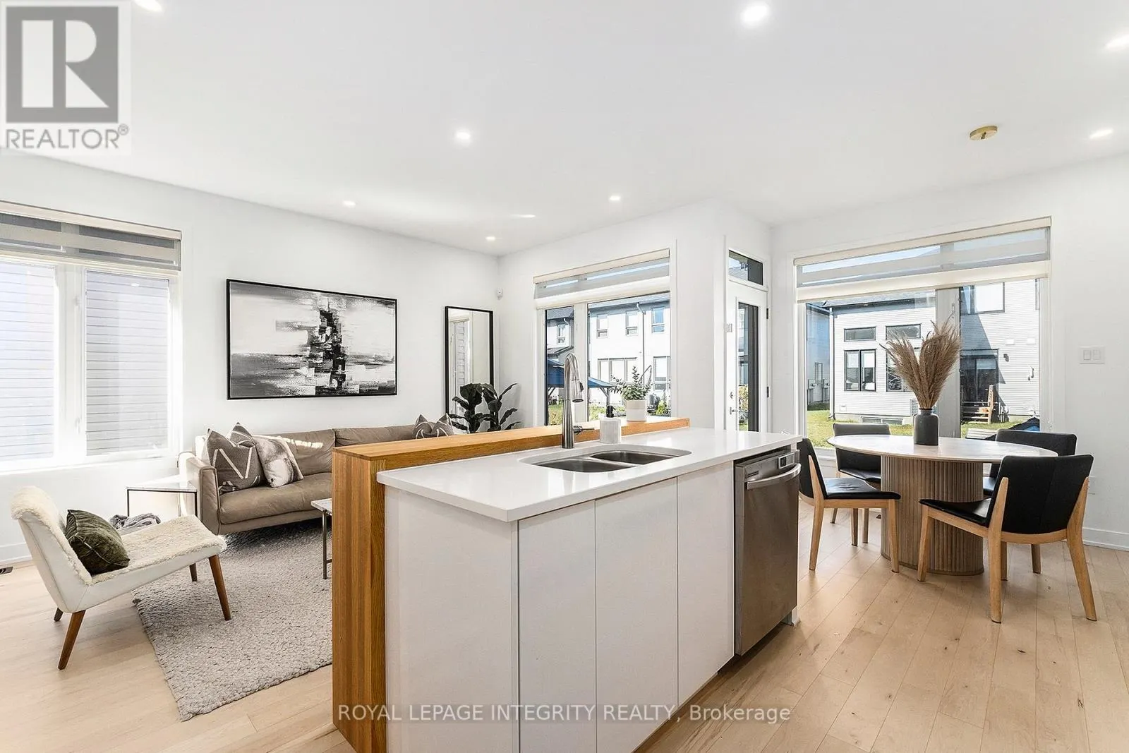 860 SOLARIUM AVENUE