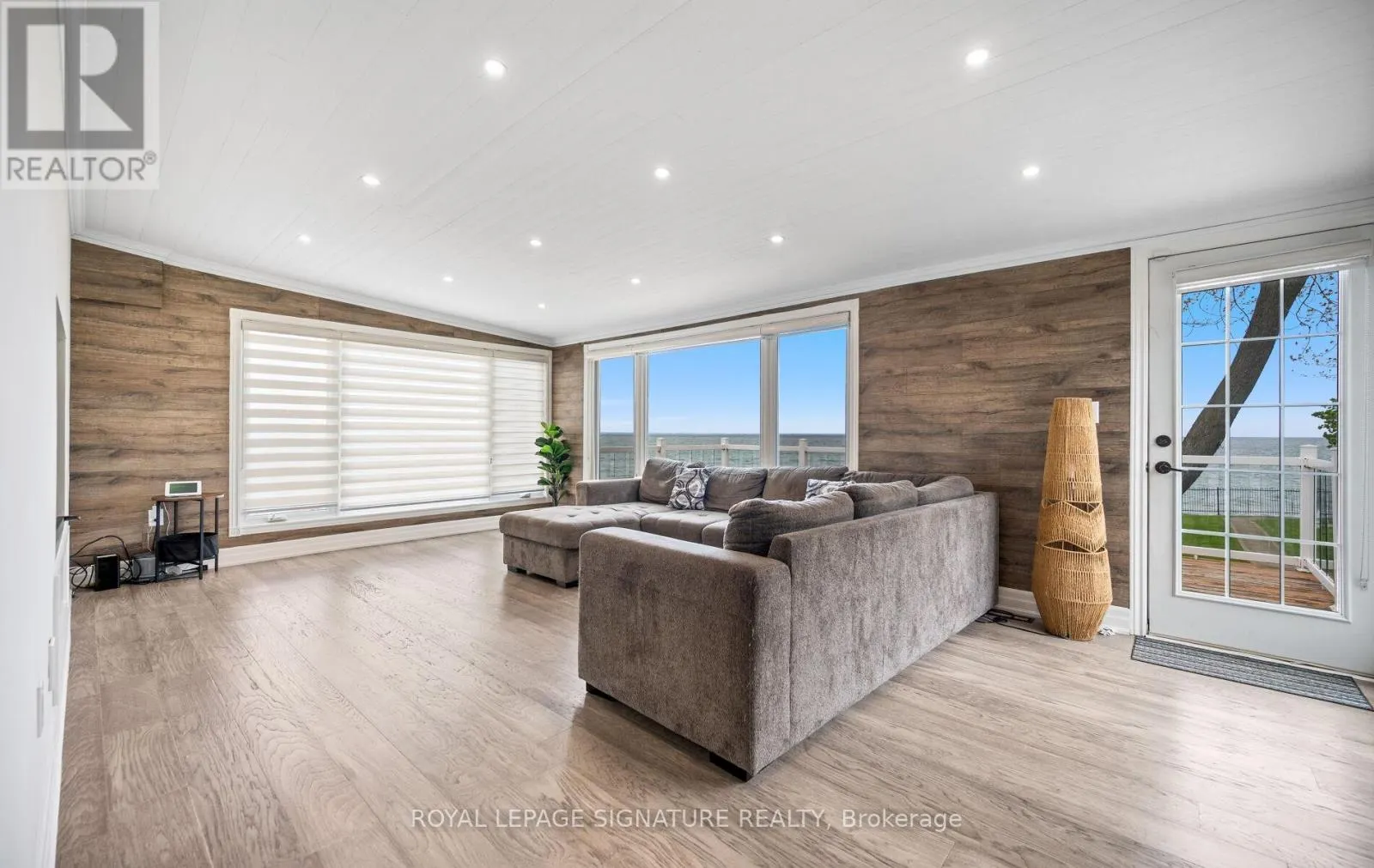 17 WENDAKEE DRIVE