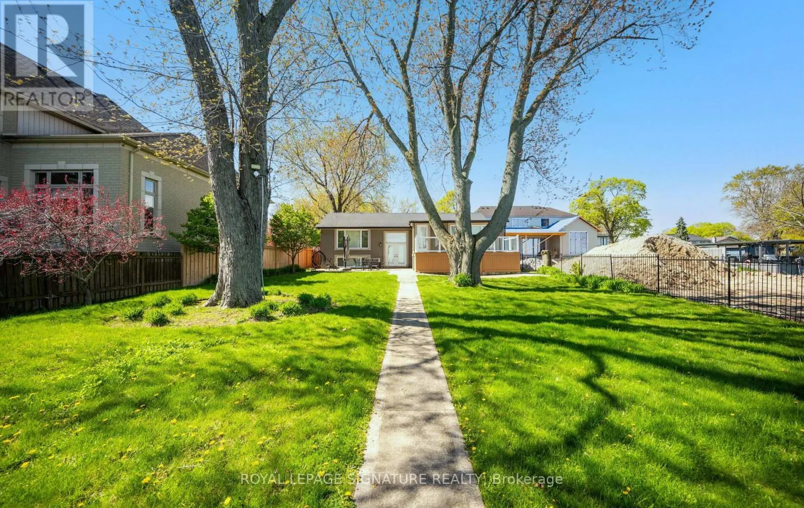 17 WENDAKEE DRIVE