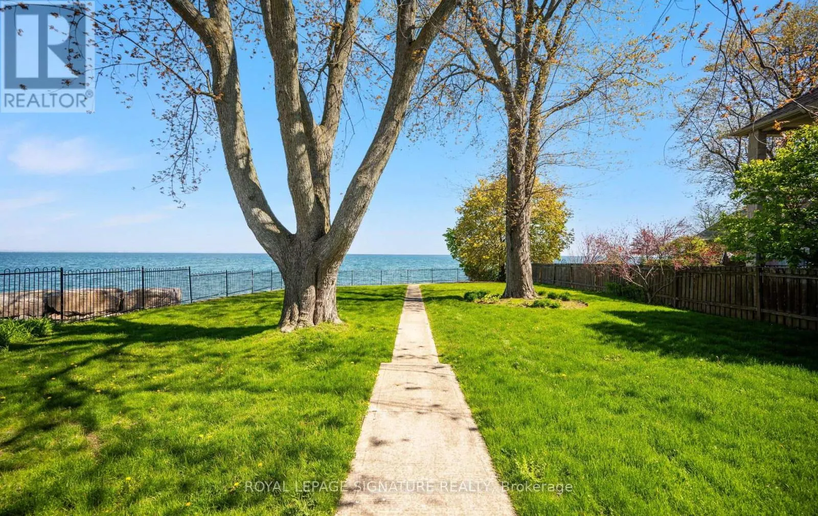 17 WENDAKEE DRIVE