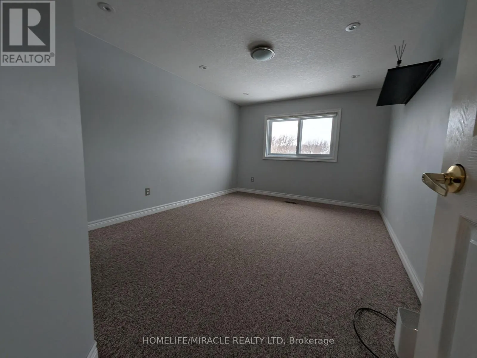 352 BANKSIDE DRIVE
