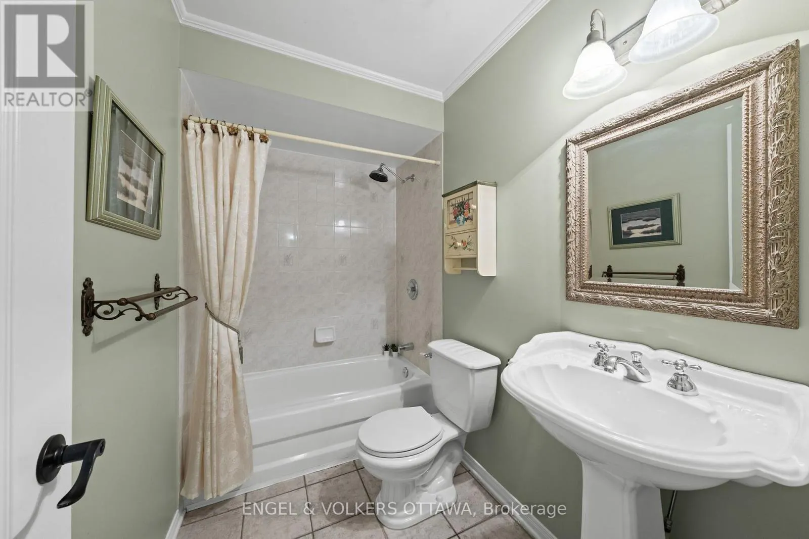 4 BURNSTEAD CRESCENT