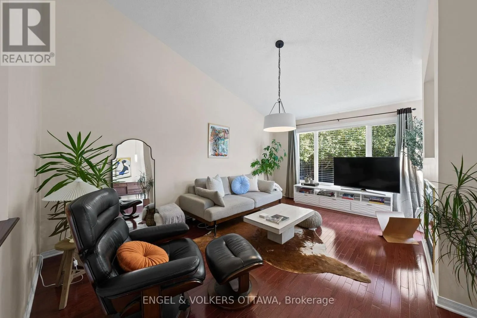 4 BURNSTEAD CRESCENT