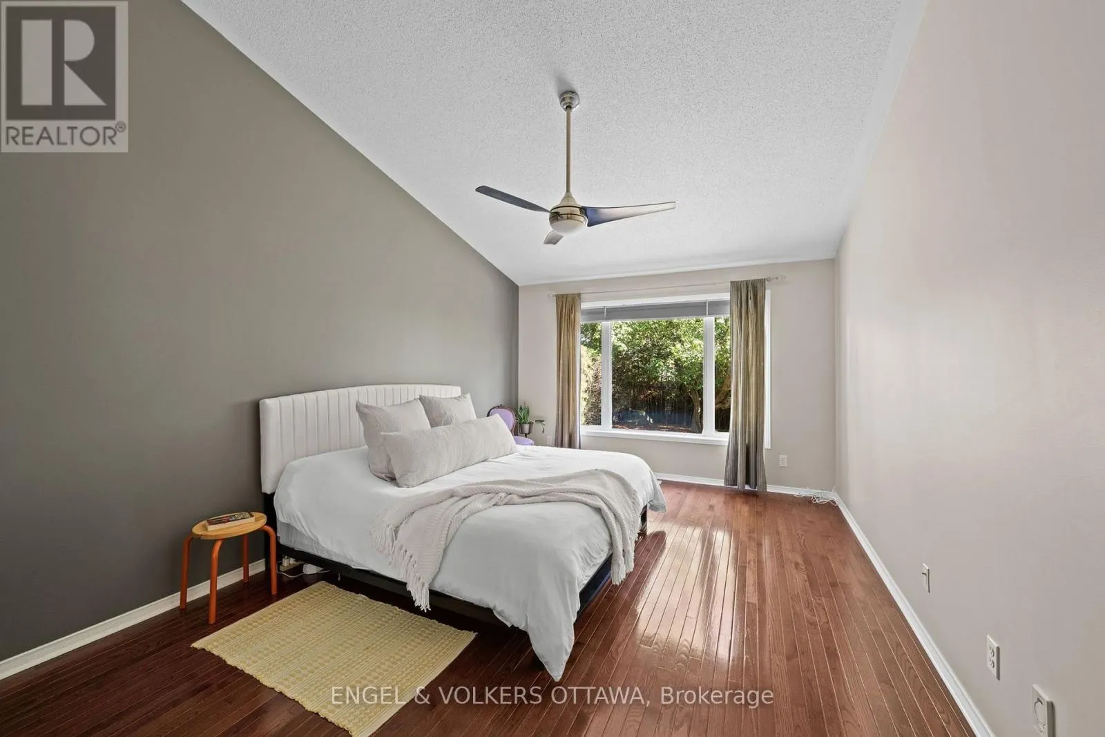 4 BURNSTEAD CRESCENT