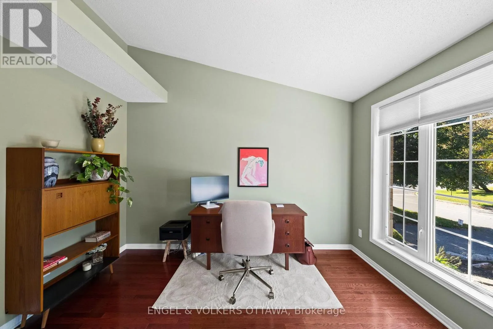 4 BURNSTEAD CRESCENT