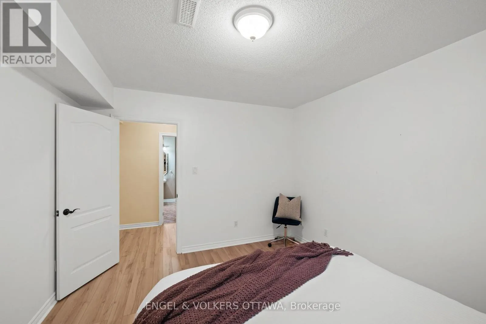 4 BURNSTEAD CRESCENT