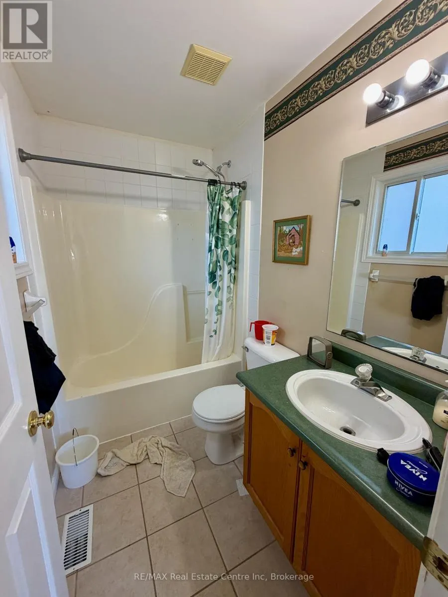 162 CLAIRFIELDS DRIVE W