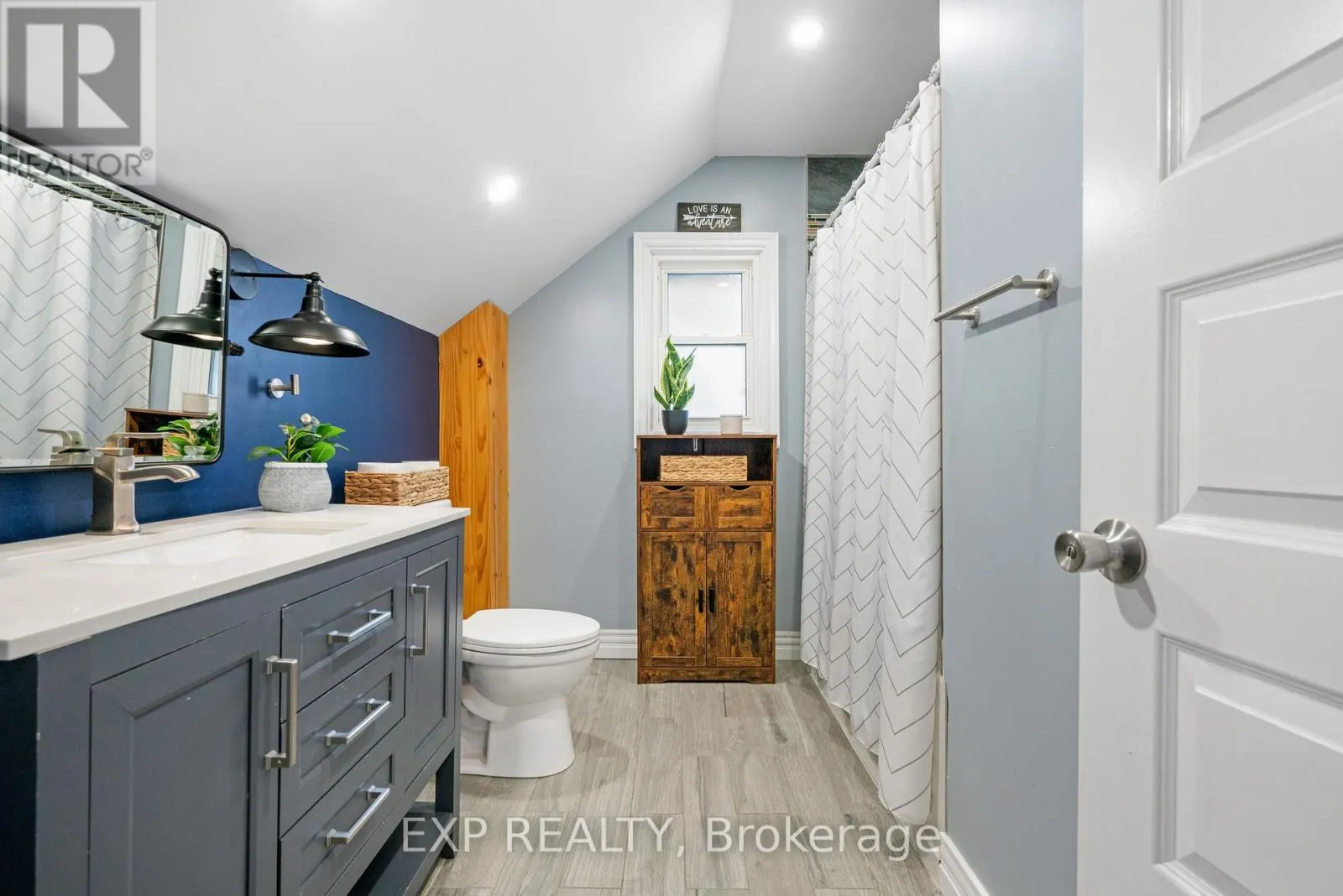 206 FIFTH STREET W