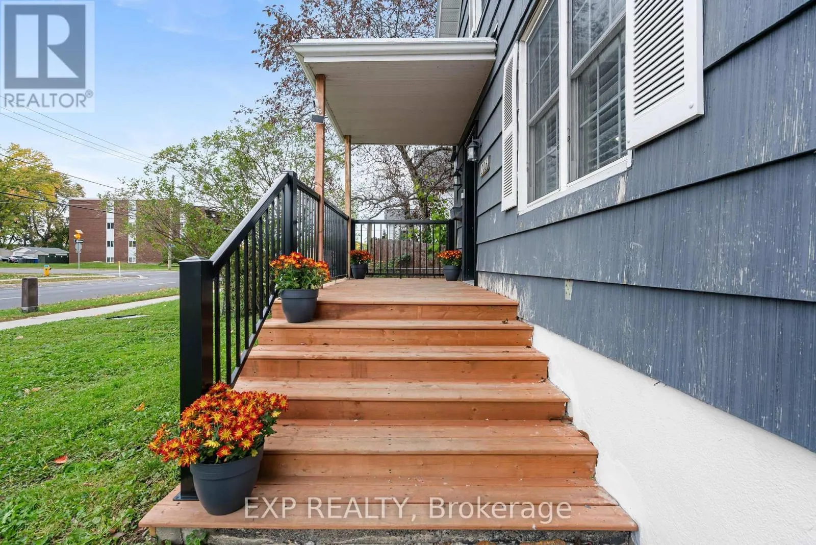 206 FIFTH STREET W