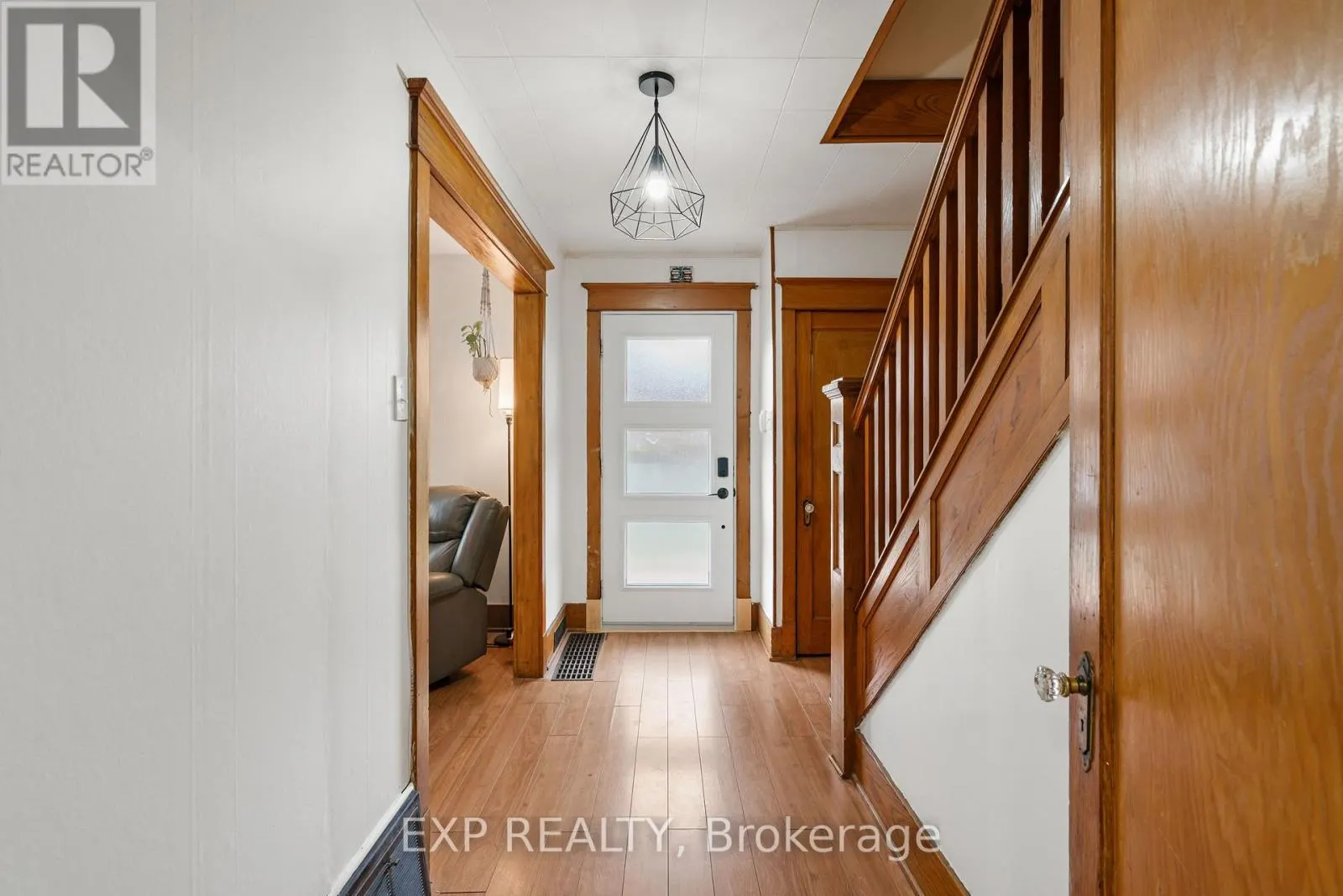 206 FIFTH STREET W